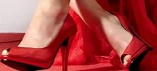 Tacones rojos sexys para citas en línea.