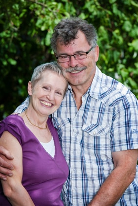 Meilleur couple d&#39;âge dans le jardin