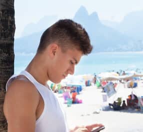 Erfolgreich Flirten am Strand – So klappt es mit dem Sommerflirt