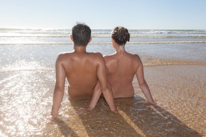 Pareja desnuda en la playa