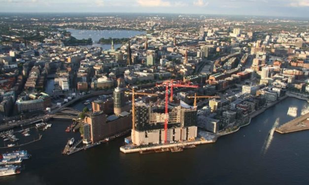 Hamburg mit einer attraktiven Begleitung an seiner Seite erleben