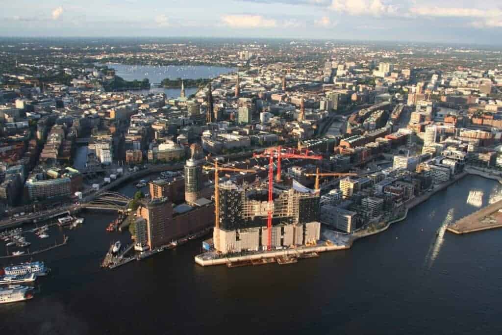 Blick auf die Hansestadt Hamburg - Elbphilharmonie und HafenCity