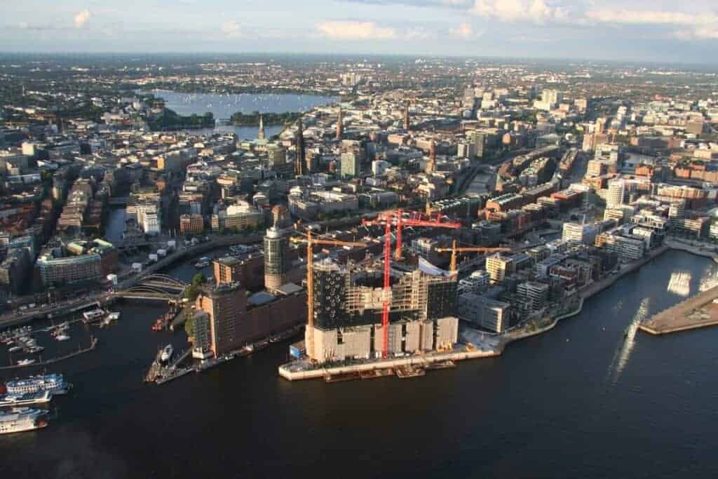 Vue de la ville hanséatique de Hambourg - Elbphilharmonie et HafenCity