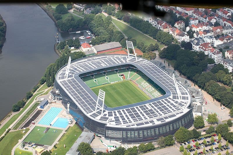 Bremer Weserstadion mit Parkplätzen und Grünanlagen