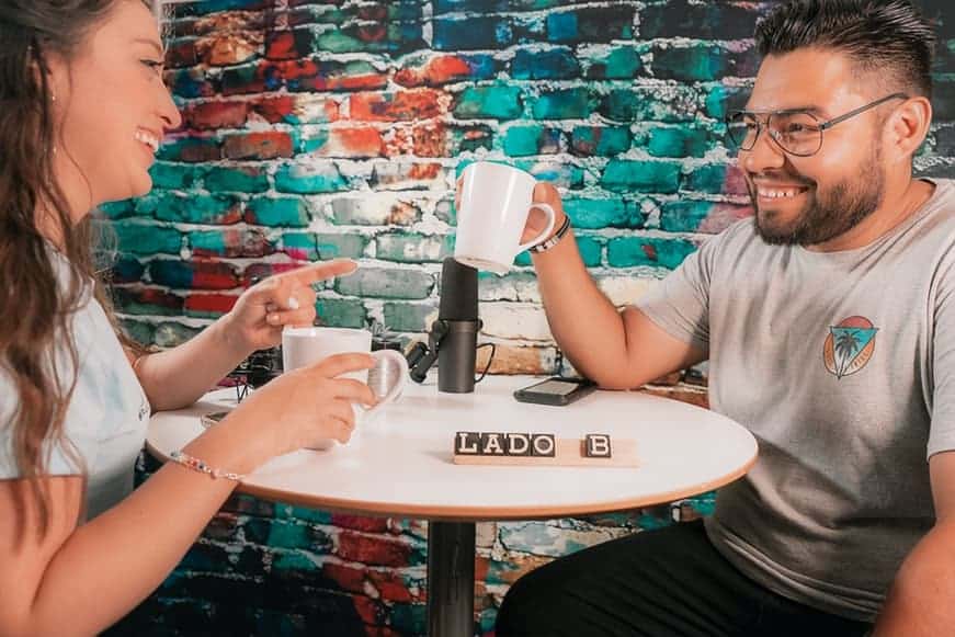 Los expertos de Tinder sugieren comenzar con una cita para tomar un café