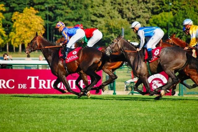 Las carreras de caballos son un deporte popular entre los hombres ricos