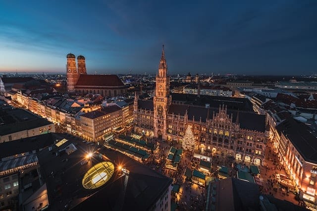 El vibrante centro de la ciudad de Munich por la noche