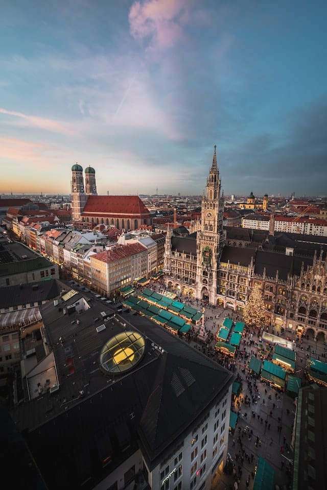 Vista de la concurrida Marienplatz en Munich