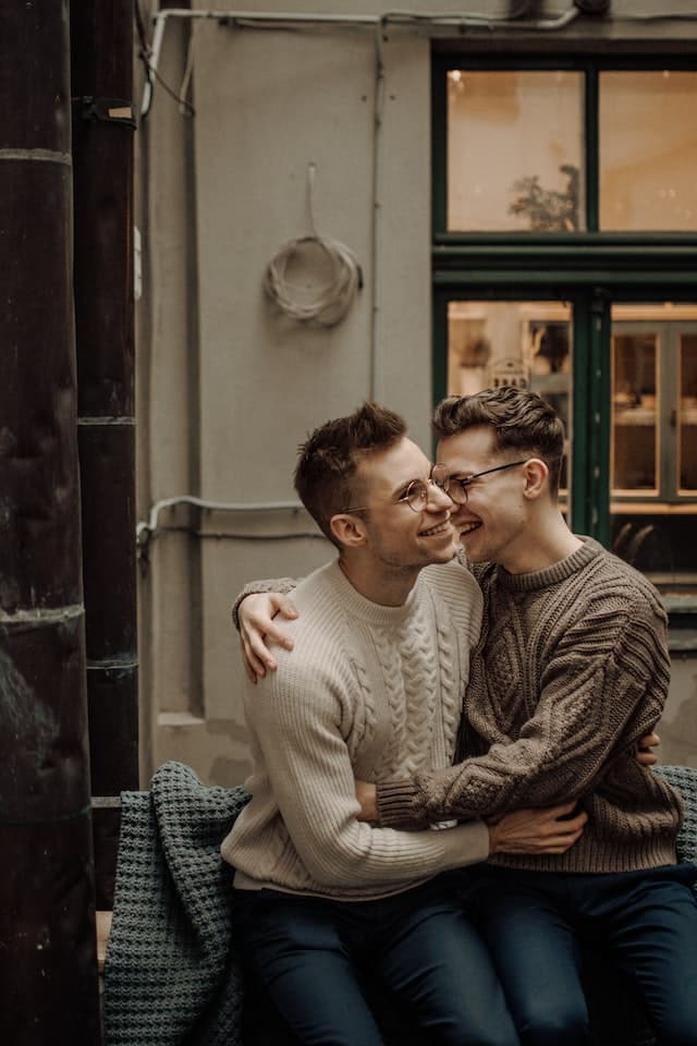 Dating unter schwulen Männern - Was ist beim ersten Treffen zuhause zu beachten?