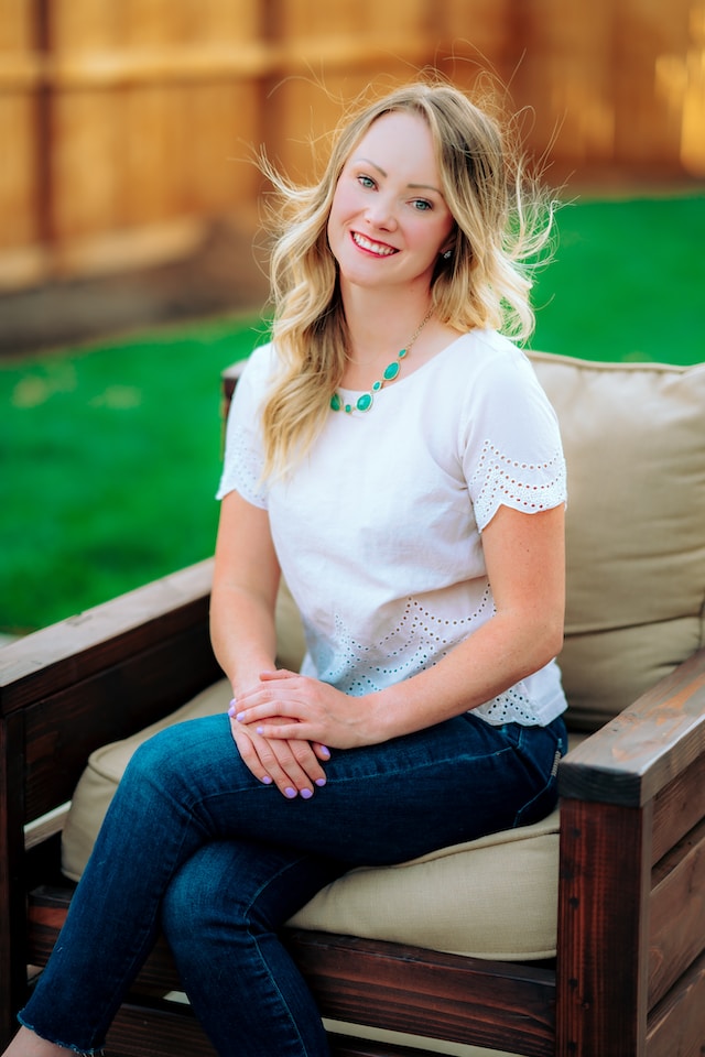 Posture and facial expressions reveal that this woman is happy, approachable and interested