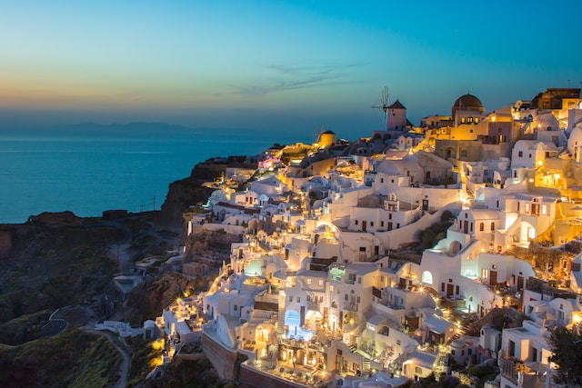 Santorin – un éclat de charme. L&#39;île volcanique entourée par la mer Égée offre à ses visiteurs une expérience mythique. 