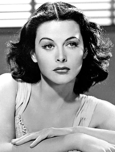 Photo promotionnelle de Hedy Lamarr pour le film Comrade X.