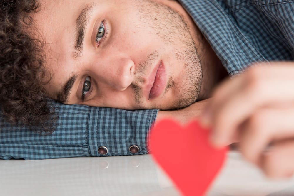 Nur Verzweifelte nutzen Dating-Portale? Dating-Mythen wie diese halten sich hartnäckig bei der Online Suche nach Liebe