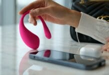 Un vibrador del punto G tiene una forma especial para la estimulación específica del punto G en las mujeres; a menudo hay disponibles diferentes modos de vibración y niveles de intensidad.