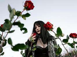 Dark Love & Goth Dating - Auf den von uns getesteten Kontaktbörsen finden sich Gothic-Singles und Metalheads.