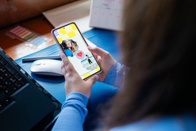 Die Erwartung, dass das schnelle Swipen von Videos und Fotos auf dem Smartphone gegen Langeweile hilft, ist ein Irrtum.