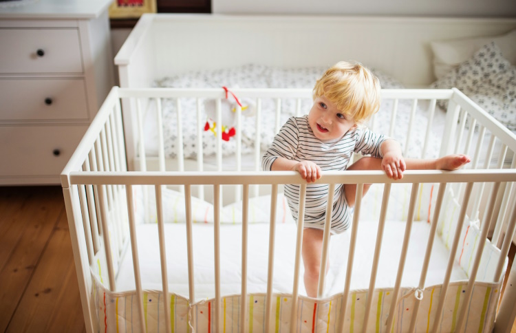 Spätestens wenn das Kind versucht, aus dem Gitterbett zu klettern, ist es Zeit, über ein Kinderbett ohne Gitter nachzudenken.