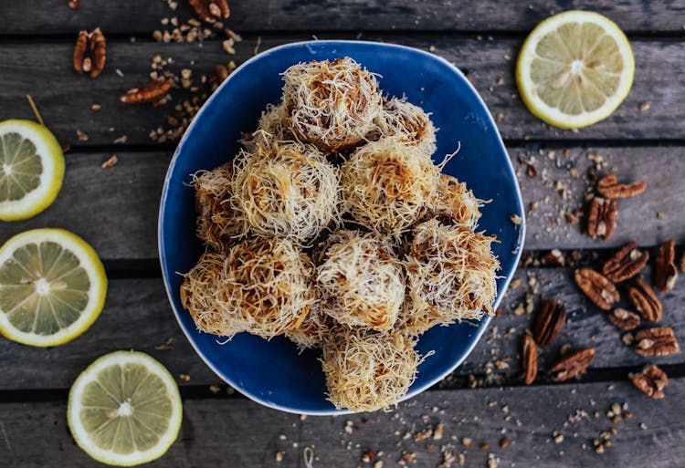 Mit einem Kataifi-Teig lassen sich köstliche Desserts für ein romantisches Dinner-Date zaubern.