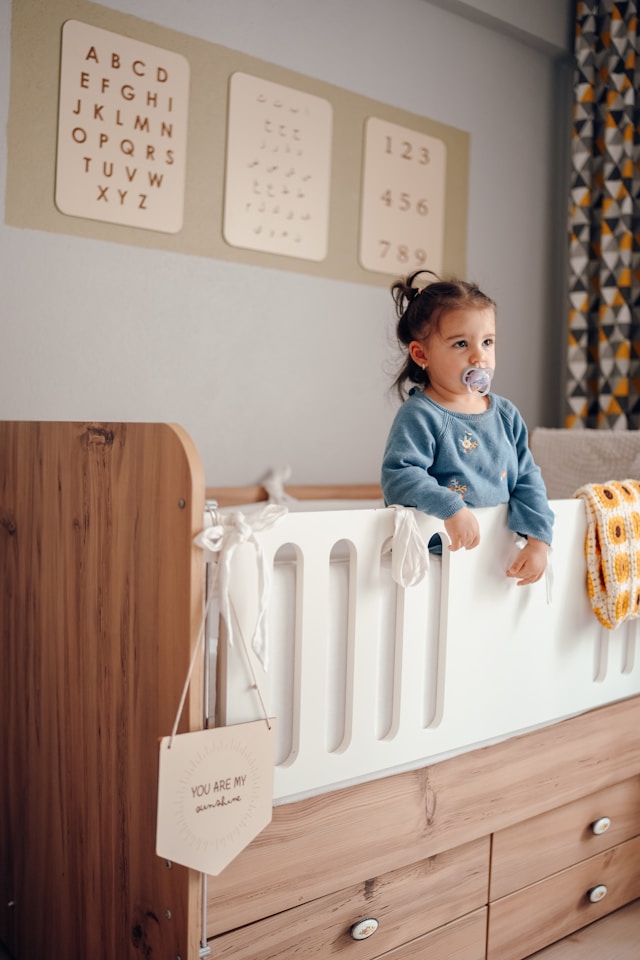 Der Umstieg vom Gitterbett zum Kinderbett klappt nicht immer reibungslos. Das ist ganz normal und kein Grund zur Besorgnis.