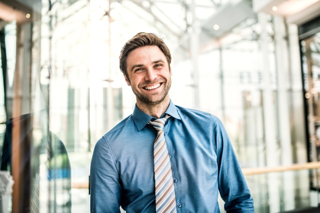 Erfolgversprechende Fotoidee #1: Klare, lächelnde Porträtaufnahme.