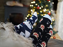 Warme Füße, starkes Band: Warum Weihnachtssocken das heimliche Symbol für gemütliche Paarabende sind Weihnachtssocken als Retter für kalte Füße und kleine Liebeserklärung
