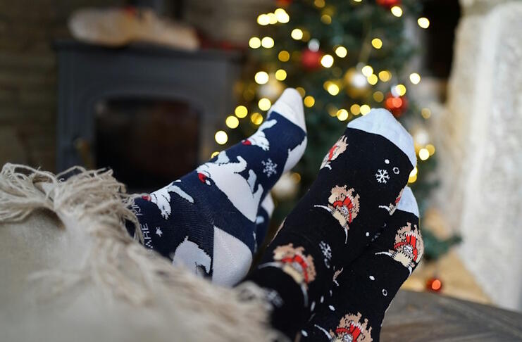 Warme Füße, starkes Band: Warum Weihnachtssocken das heimliche Symbol für gemütliche Paarabende sind Weihnachtssocken als Retter für kalte Füße und kleine Liebeserklärung